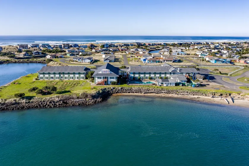 Waldport Bayfront Hotel & Restaurant - Image 1