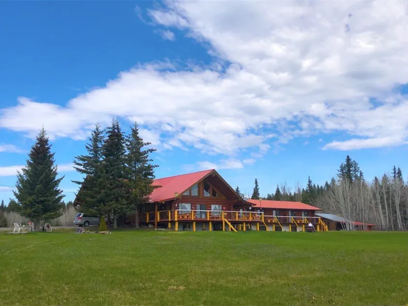 Cariboo Log Guest House - Image 1