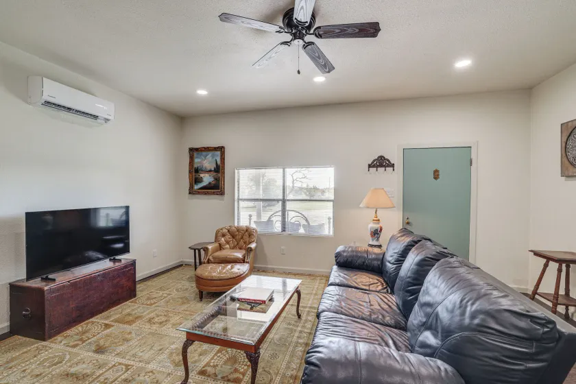 Walk to Historic Square: Jacksboro Home w/ Yard - Image 1