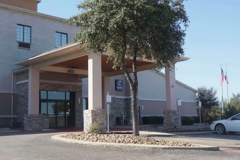 Comfort Inn & Suites Burnet - Image 1