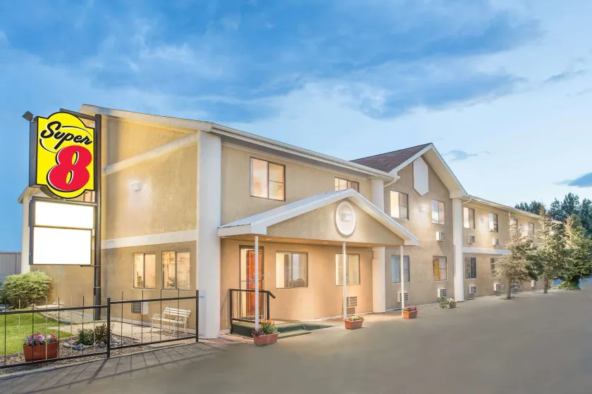 Super 8 by Wyndham Riverton - Image 1