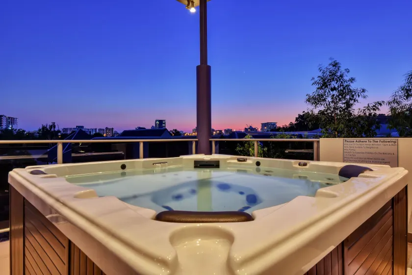 Luxury Darwin City Lights Jacuzzi Central Location Large House New Furnishings - Image 1