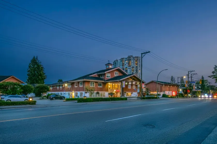 Econo Lodge Inn & Suites - Image 1