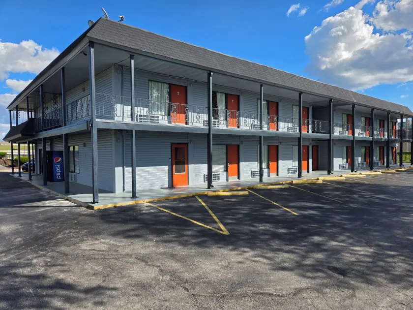 Plaza Inn Springfield - Image 1