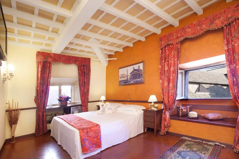 Pantheon Inn - Image 1