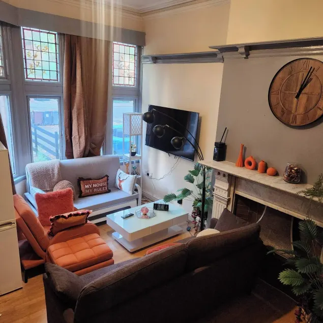 Charming Victorian Apartment in Central Wolverhampton - Image 1