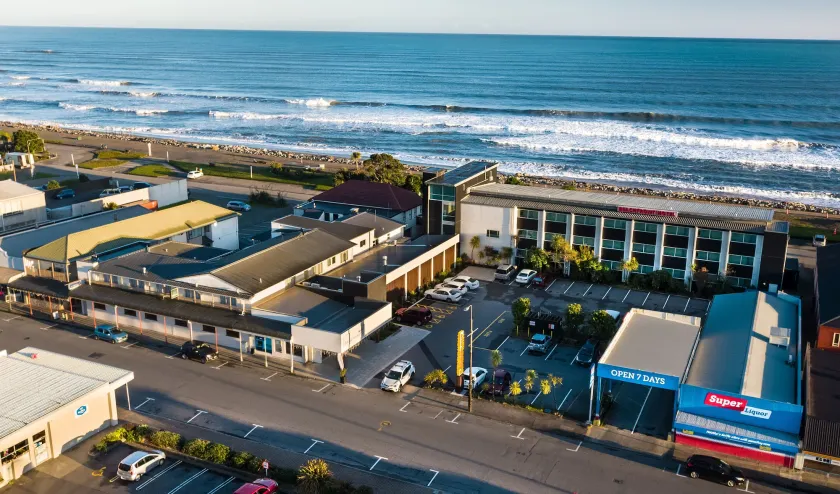 Beachfront Hotel Hokitika - Image 1