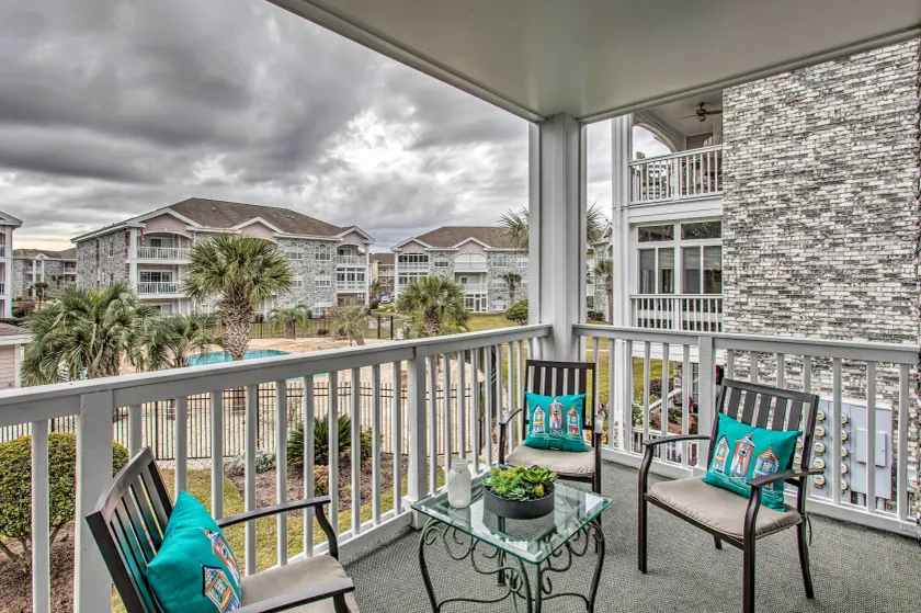 Myrtle Beach Condo: Golf Course + Pool View! - Interior