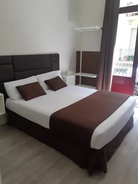 Hostal HMB - Image 1