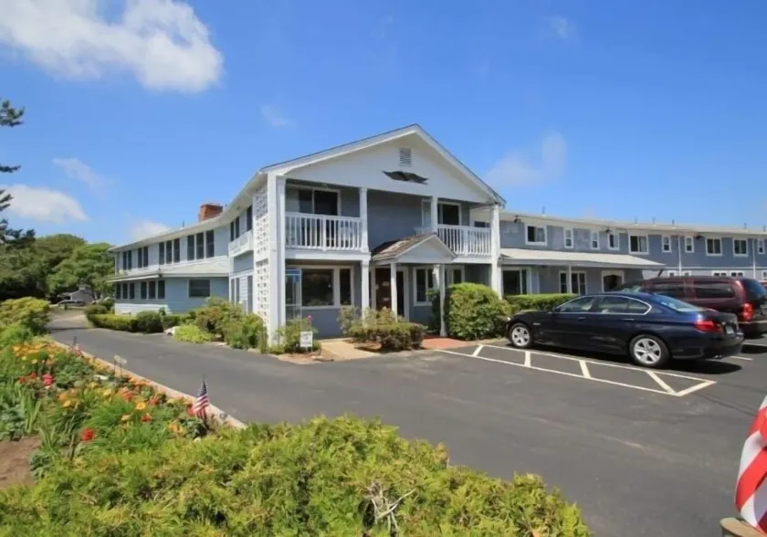 VILLAGE GREEN MOTEL - Image 1