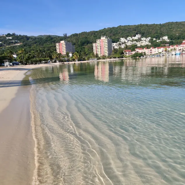 FISHERMAN's POINT BEACH-FRONT CONDOMANIA - Image 1