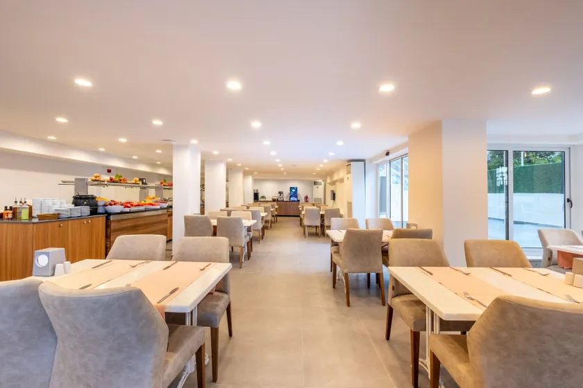 Viking Beach Hotel - Image 1