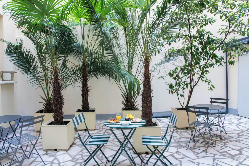 Est Hotel - Image 1