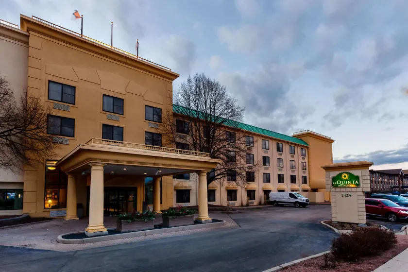 La Quinta by Wyndham Milwaukee Bayshore Area - Image 1