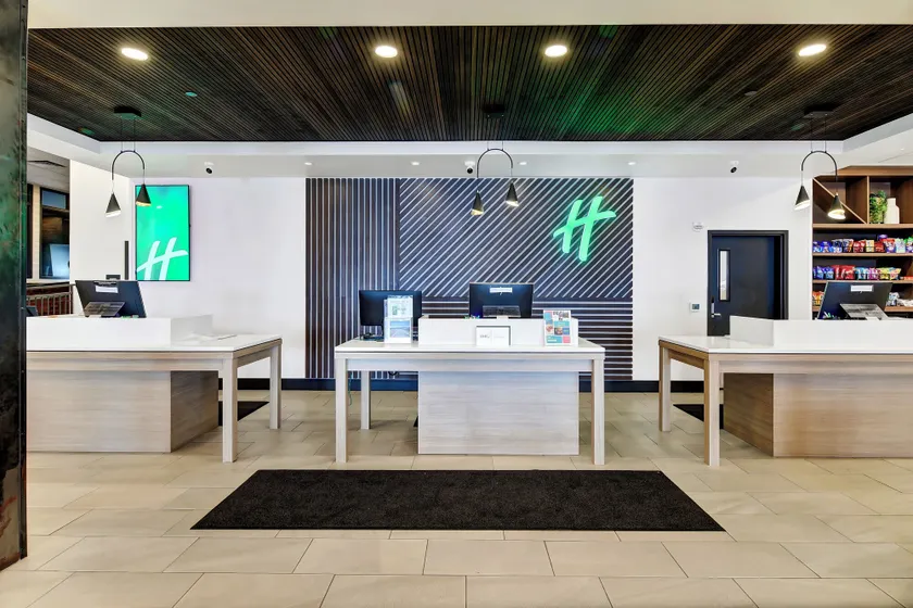 Holiday Inn & Suites St. Cloud by IHG - Recepción