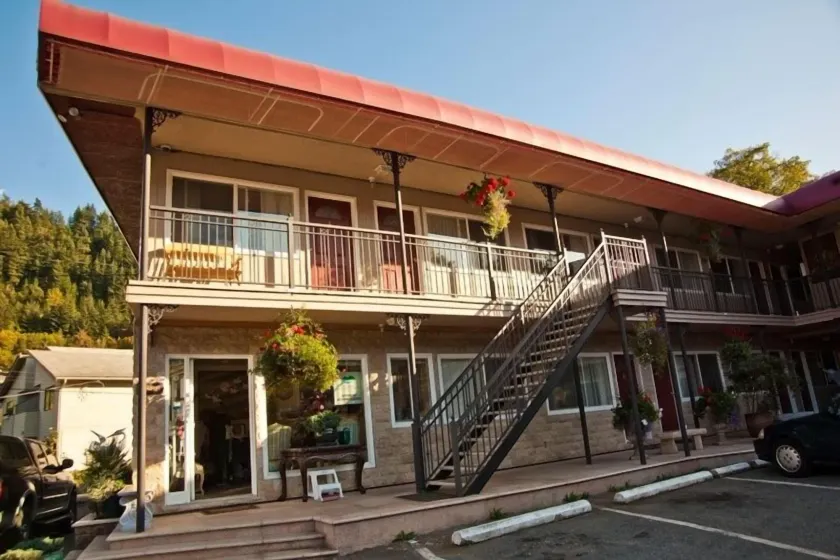 The Classic Horseshoe Bay Motel - Image 1