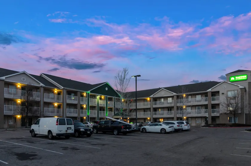 HomeTowne Studios by Red Roof Denver - Airport/Aurora - Image 1