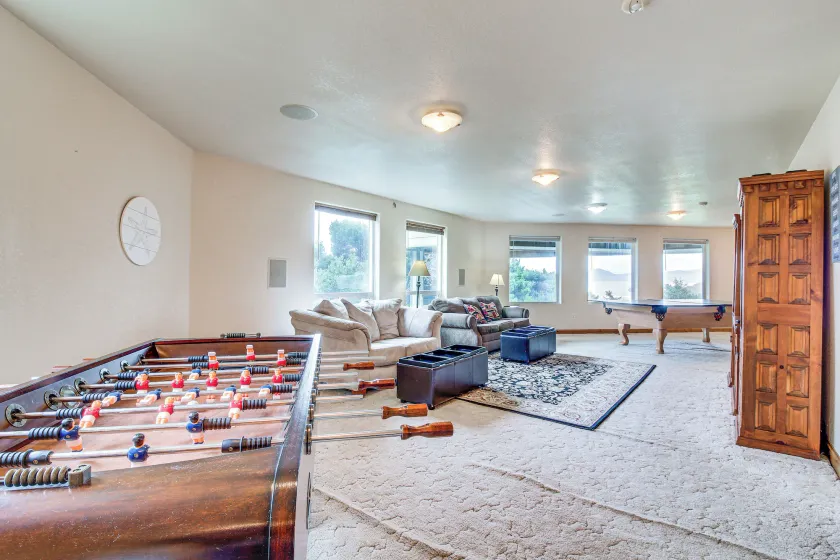 Groups Welcome! Ocean-view Escape in Gold Beach - Image 1