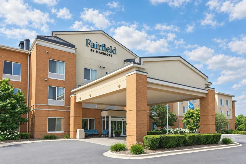 Fairfield Inn & Suites by Marriott Milwaukee Airport - Image 1