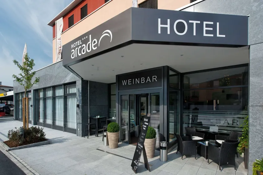 Hotel Arcade - Image 1