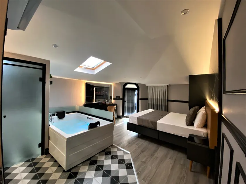 Confores Hotel - Image 1