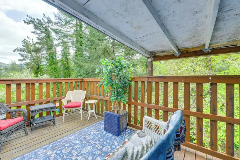 10 Mi to South Beach & Newport: Home w/ Deck! - Image 1