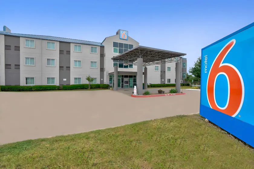 Motel 6-Benbrook, TX - Fort Worth - Image 1