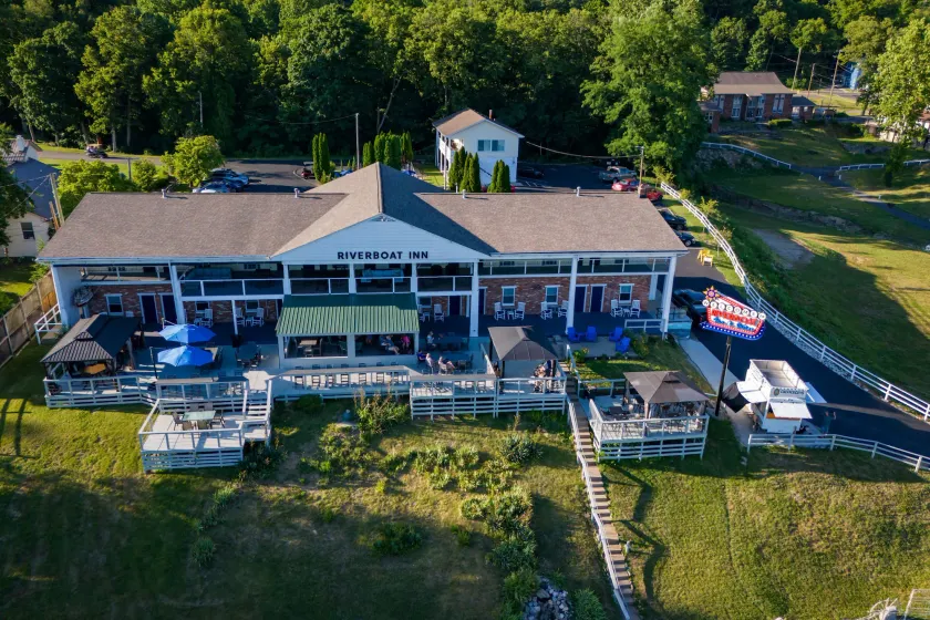 Riverboat Inn & Suites - Image 1