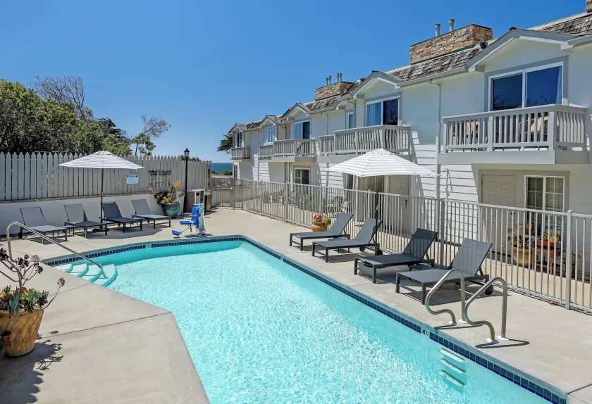 Pelican Inn & Suites - Image 1