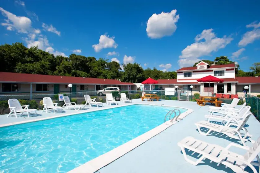 Economy Motel Inn & Suites - Image 1