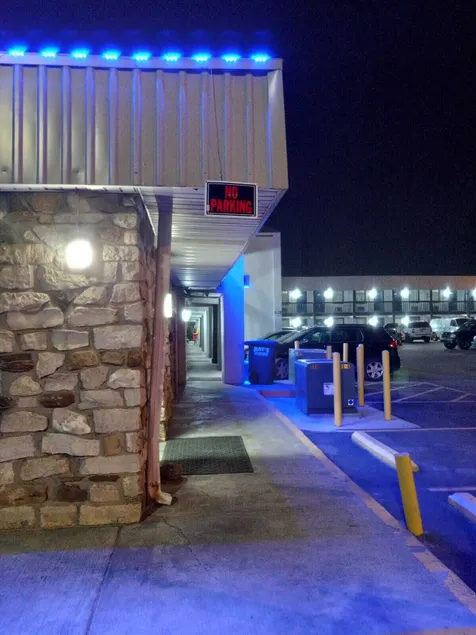 Hotel 465 by Regency Inn & Suites - Image 1