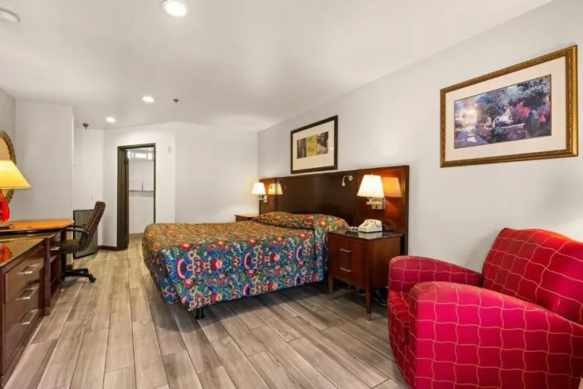 Paradise Lodge - Canoga Park, Los Angeles - Image 1