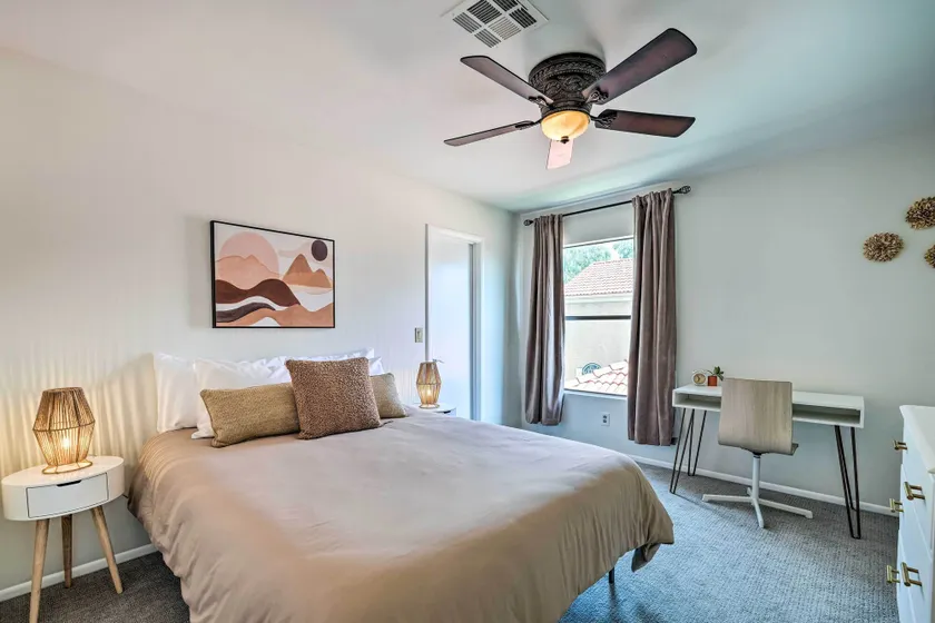 Ideal for Snowbirds! Poolside Getaway in Glendale - Innvendig