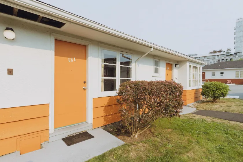 2400 Motel - Image 1