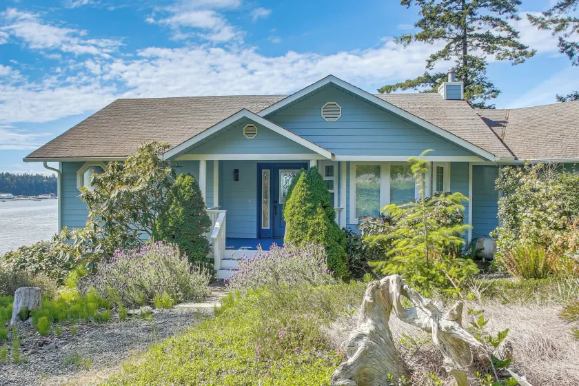 Waterfront PNW Escape w/ Deck & Beach Access! - Image 1
