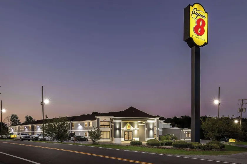 Super 8 by Wyndham Dickson - Image 1