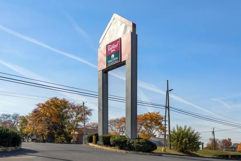 HomeTowne Studios by Red Roof Lancaster - Image 1