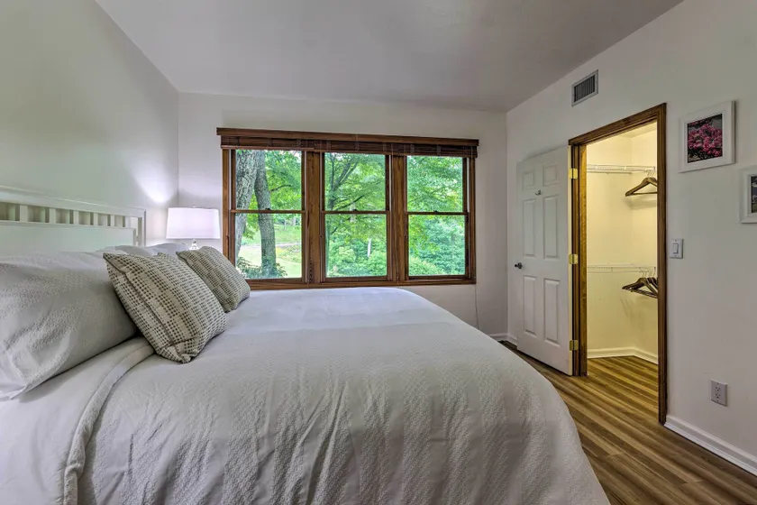 Blue Ridge Mtn Views: Condo w/ Furnished Balcony - Innvendig