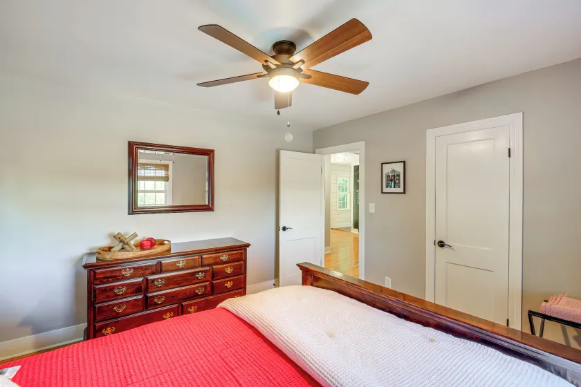 Walk to Radford University: Home w/ Fire Pit! - Chambre