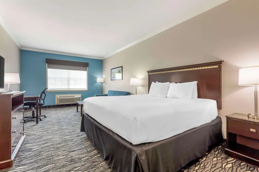 Best Western Plus Lake Worth Inn & Suites - Image 1