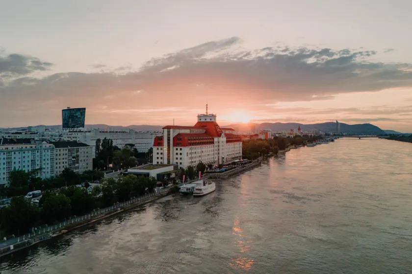 Hilton Vienna Waterfront - Image 1