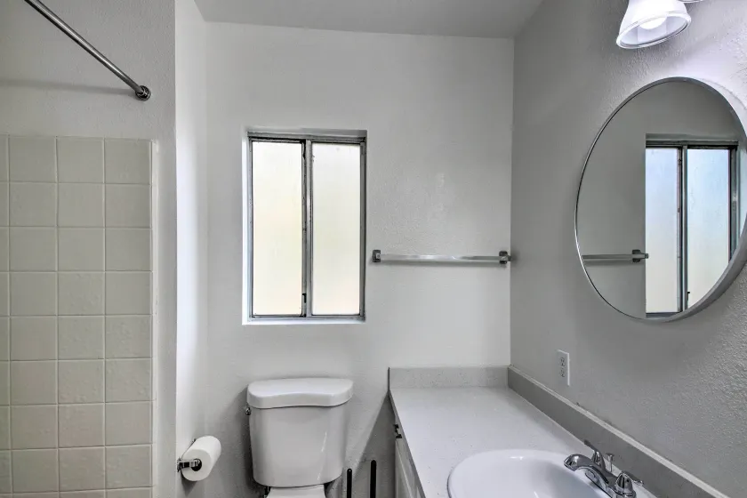 Central Bakersfield Townhome w/ Private Patio - Innvendig