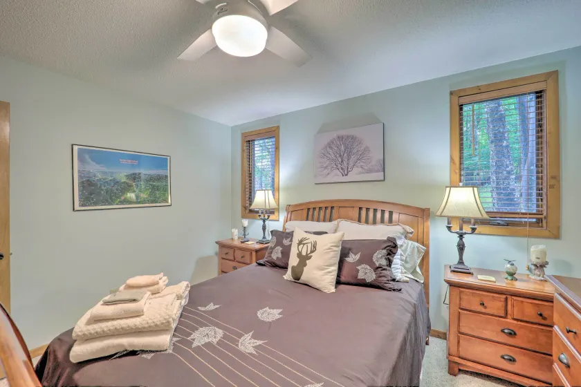 All-Season Base! Unit w/ Balcony in Beech Mountain - Interiör