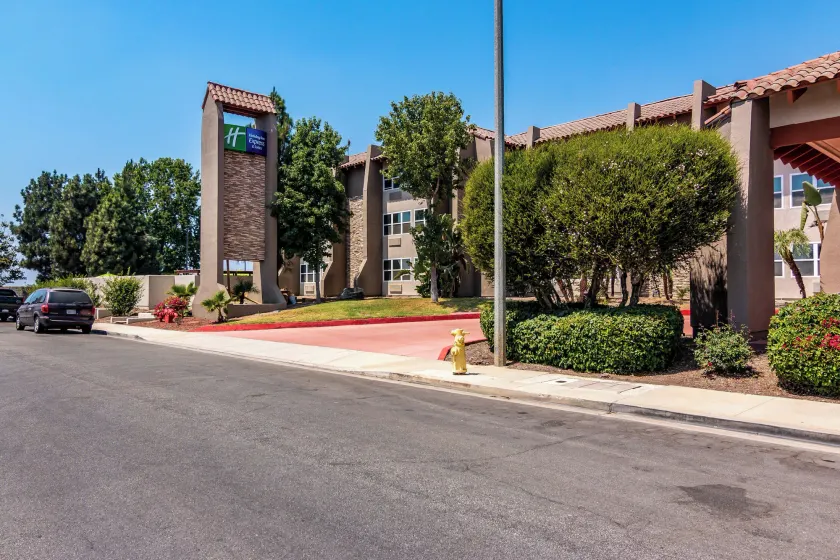 Holiday Inn Express & Suites Camarillo by IHG - Image 1