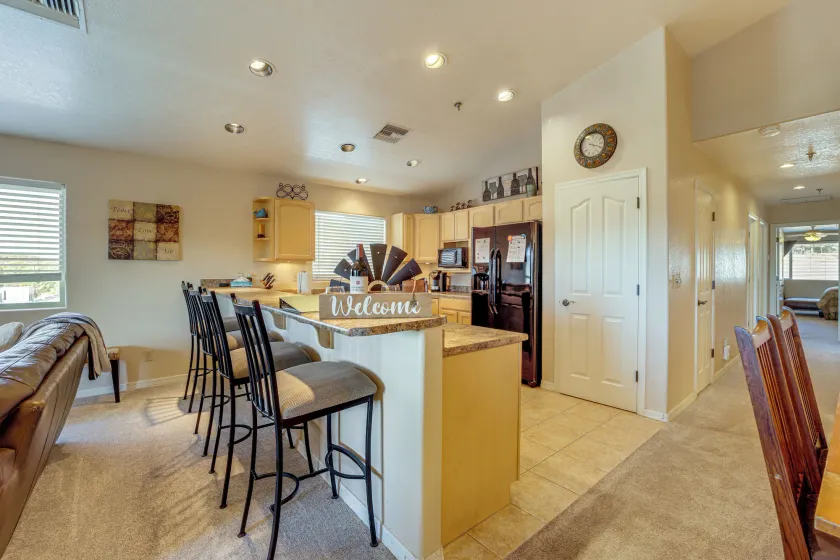 2 Mi to Lake: Apt w/ Balcony in Payson! - Interior