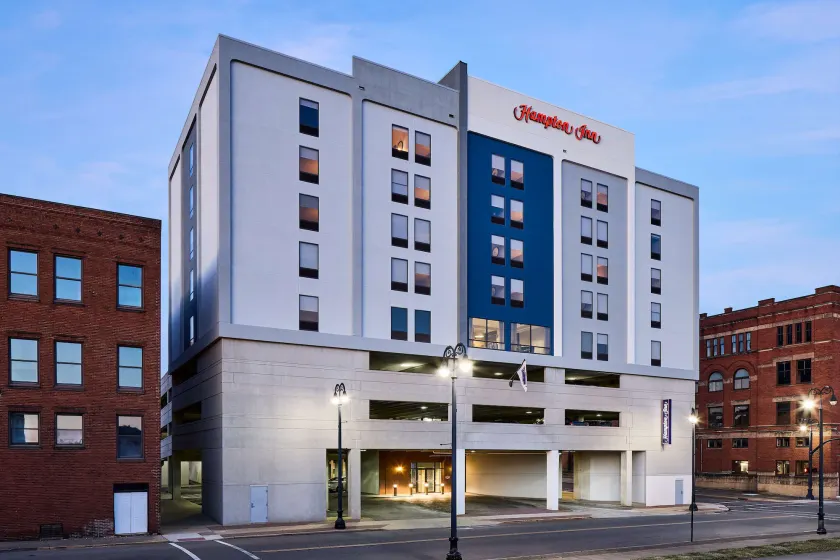 Hampton Inn Massillon - Image 1