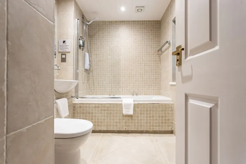The Howbeck & The Retreat 5min to Lake, Restaurants & to the free Hydro Wellness Club - Image 1