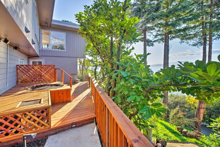 Walk to Keller Beach: Waterfront Studio w/ Hot Tub - Image 1