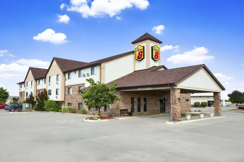 Super 8 by Wyndham Carbondale - Image 1