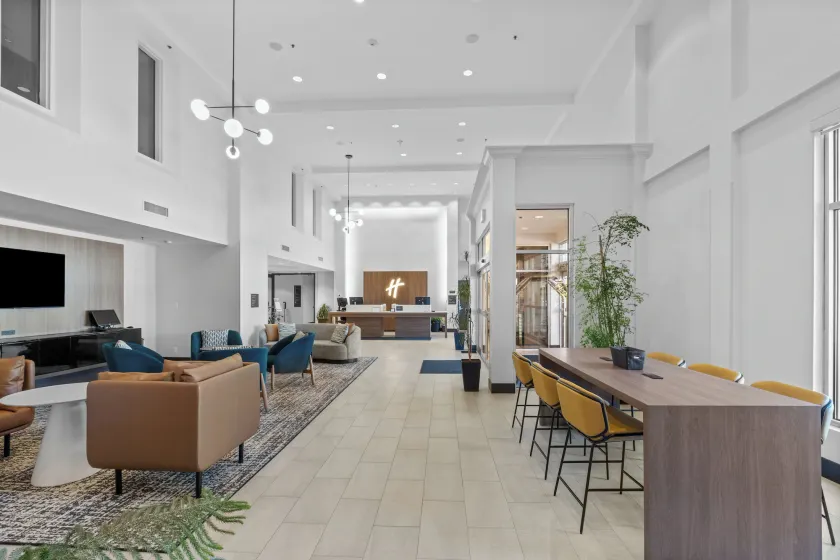 Holiday Inn Hotel & Suites Surrey East - Cloverdale by IHG - Coin salon dans le hall